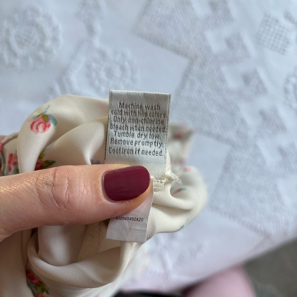 Lauren Conrad women’s size medium ivory floral cap sleeve blouse with bow detail - Picture 7 of 9